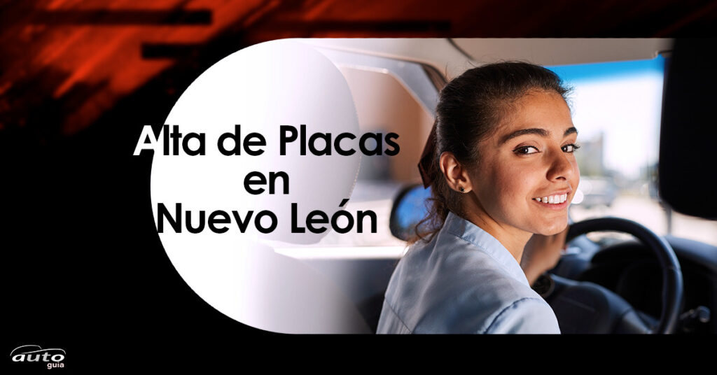 Mujer sonriente en coche